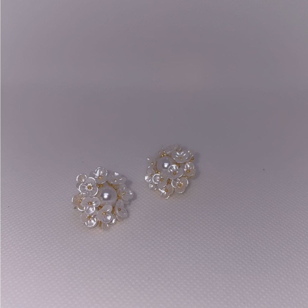 Chic Floral Pearl And Gold Earrings